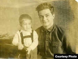 Николай Зоря с сыном Юрием. Фото из семейного архива