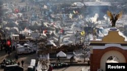 Pamje nga kampi i protestuesve në Kiev të Ukrainës