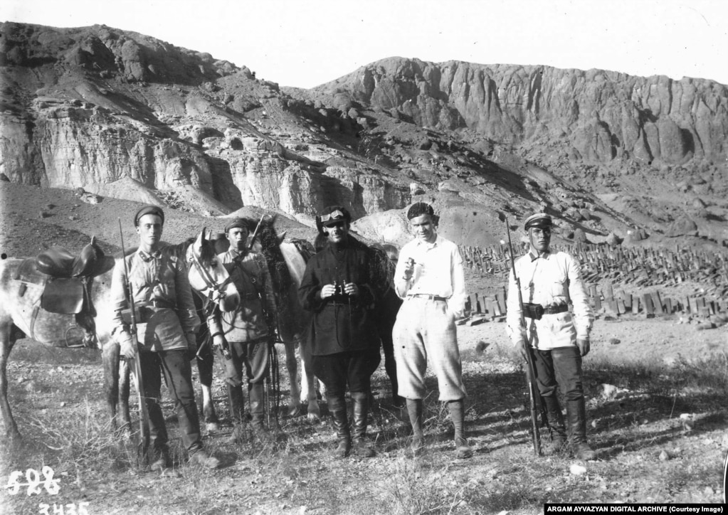 Members of an expedition to Julfa pose in 1928. A part of the cemetery is visible on the right.