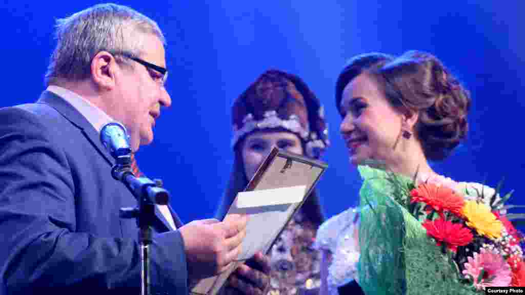 Тинчурин театры артисты Резедә Сәлаховага бүләк бирү мизгеле