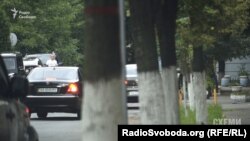 У бокові ворота Міністерства внутрішніх справ заїжджає автівка, якою користується голова «Нафтогазу» Андрій Коболєв