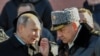 Президент России Владимир Путин (слева) беседует с российским министром обороны Сергеем Шойгу, иллюстрационное фото