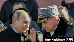 Президент России Владимир Путин (слева) и министр обороны России Сергей Шойгу. Москва, 23 февраля 2018 года.