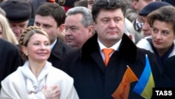 Юлия Тимошенко и Пётр Порошенко на площади Независимости (архивное фото)