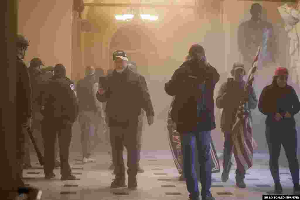 Susținători ai lui Donald Trump învăluiți gaze lacrimogene folosite de poliție