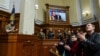 Президент Украины Владимир Зеленский аплодирует во время онлайн-обращения премьер-министра Великобритании Бориса Джонсона на заседании парламента. Киев, 3 мая 2022 года.