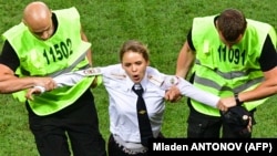 Задержание участницы акции Pussy Riot во время финального матча чемпионата мира по футболу