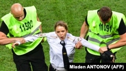 O membră a Pussy Riot, pe stadionul Lujniki