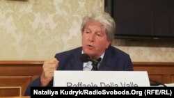 Адвокат Раффаеле Делла Валле на дискусії, що проходила в будові сенату. 25 липня 2019 року.