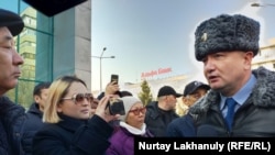 Собравшиеся у здания департамента полиции Алматы после известия о смерти в СИЗО Нур-Султана активиста Дулата Агадила. 25 февраля 2020 года.