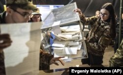 В 2019-му у прифронтових районах Донбасу голосували і цивільні, і військові, а нині місцеві вибори скасували у 18 громадах Донецької і Луганської областей