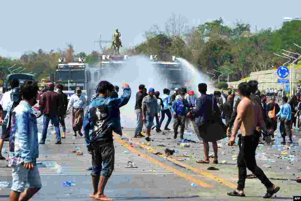 معترضان ضد کودتای نظامی اعتراضات شان را در نایپیداو پایتخت برما ادامه دادند. پولیس با استفاده از موترهای آبپاش در تلاش متفرق کردن معترضان است. 9 فبروری 2021.&nbsp;