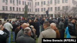 Protesti ispred zgrade Vlade FBiH