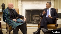 Barack Obama (djathtas) gjatë një takimi me Hamid Karzai në Shtëpinë[ e Bardhë