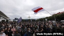 Людзі вакол пікетаў альтэрнатыўных удзельнікаў прэзыдэнцкай кампаніі каля Камароўскага рынку, 31 траўня