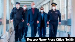 Moskva meri Sergei Sobyanin (mərkəzdə) xəstəxanalara baş çəkir