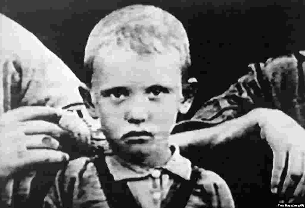 Tânărul Mihail &bdquo;Mișa&rdquo; Gorbaciov, aici la vârsta de patru ani, s-a născut pe 2 martie 1931&nbsp;în Privolnoie, un sat din regiunea Stavropol, sudul Rusiei, în timpul de foamete. Familiile părinților lui&nbsp;fuseseră țărani înainte de Revoluția bolșevică.&nbsp; Această fotografie, făcută&nbsp;în jurul anului 1935, a fost una dintre fotografiile de familie care au apărut în numărul &bdquo;Omul anului&rdquo; al revistei Time, care l-a avut pe&nbsp;liderul sovietic pe copertă.