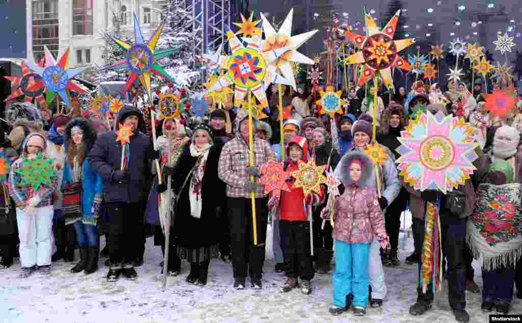 Киевляне отмечают Рождество на Софийской площади - одной из центральных и древнейших площадей украинской столицы.
