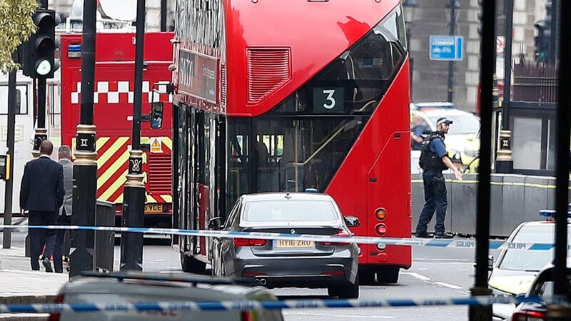 Лондон полицияси парламент олдидаги аварияни террор хуружи сифатида тергов қилмоқда