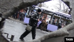 Меcто взрыва около троллейбусной остановки в Донецке