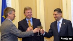 Премьер-министр Армении Тигран Саргсян (справа), Комиссар ЕС по вопросам расширения и европейской политики соседства Штефан Фюле (в центре) после подписания Меморандума о взаимопонимании, Ереван, 6 апреля 2010 г. 