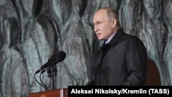"Қасірет қабырғасының" ашылу салтанатында сөйлеп тұрған Владимир Путин. Мәскеу, 30 қазан 2017 жыл