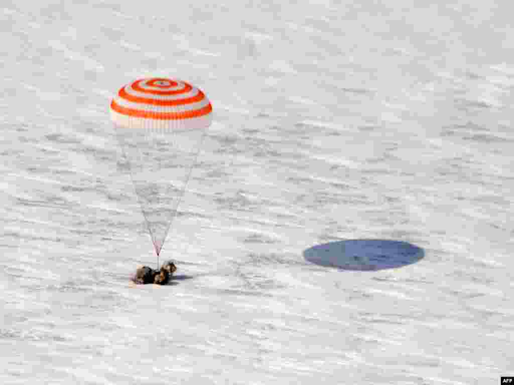 Kazakhstan - Ruska kapsula Soyuz sa kosmonautima Oleg Skripochka, Alexander Kaleri i američkim astronautom Scott Kelly, spustila se u blizini grada Arkalyk, na sjeveru zemlje, 16.03.2011. Foto: AFP / Dmitry Kostyukov 