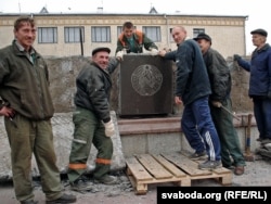 Дэмантаж трыбуны ля былога помніка У. Леніну. Глуск. Кастрычнік 2005