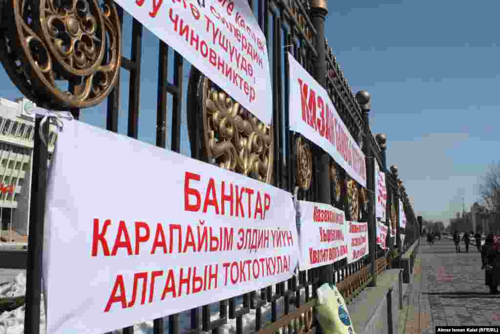 35 % населения являются получателями кредитов, но только 5% из них могут вернуть взятые сумму. Такие данные приводит "Асман-Пресс" со ссылкой на эксперта Эркина Абдиразакова.