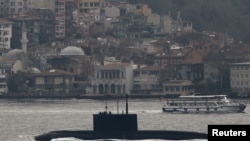 Російський підводний човен «Ростов-на-Дону» в протоці Босфор. Грудень 2015 року
