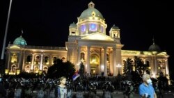 Policija ispred Skupštine nakon završetka protesta vlasti i opozicije u Beogradu, 11 maj 2020.