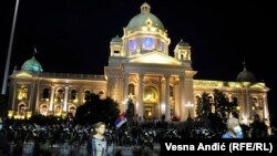 Policija ispred Skupštine nakon završetka protesta vlasti i opozicije u Beogradu, 11 maj 2020.