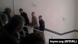 Крым, Алушта, депутат Павел Степанченко и журналист Алексей Назимов идут в суд