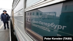 Поезд в Севастополь на железнодорожном вокзале Петербурга. 23 декабря 2019 года.