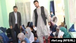 یک آموزشگاه سوادآموزی در افغانستان