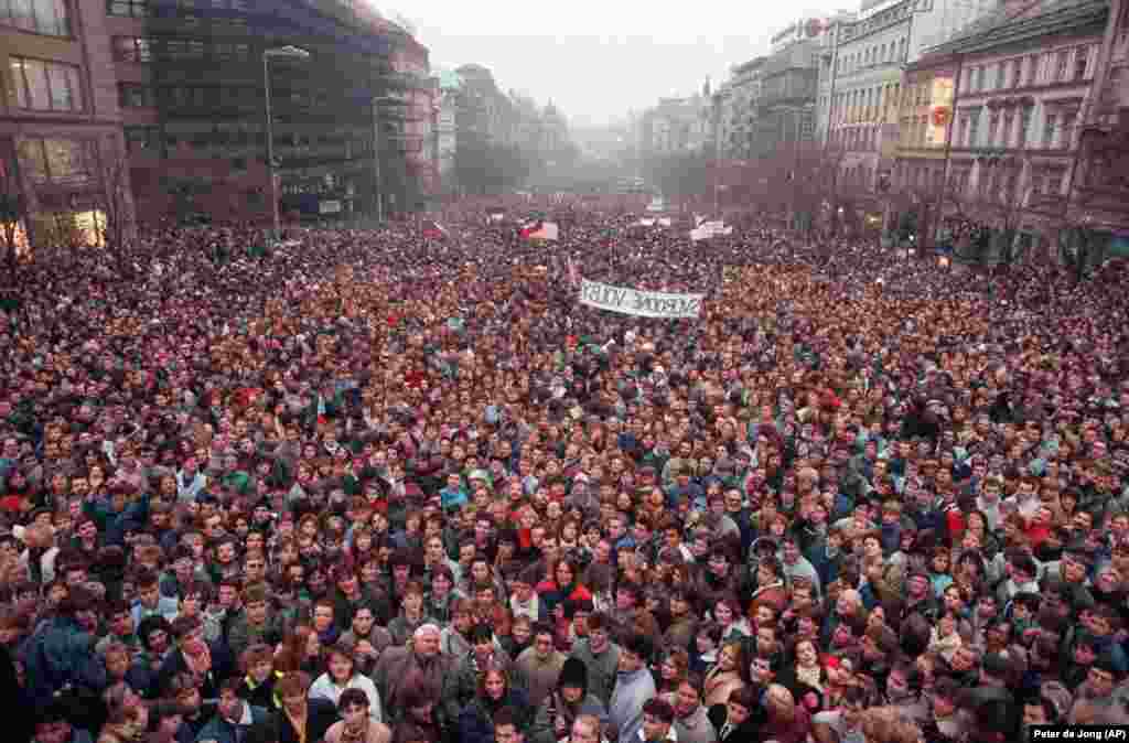 На 21 ноември, петият пореден ден на протести, множеството вече наброява 200 хиляди души. Този кадър е от Вацлавския площад.