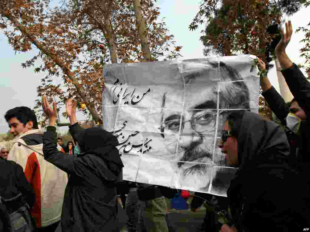 دانشجویان با پوستر میرحسین موسوی در راه‌پیمایی ۱۶ آذر - گالری عکس و فیلم 