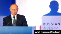 Rusiya Prezidenti Vladimir Putin Hindistan-Rusiya Biznes Sammitində çıxış edir, 5 oktyabr, 2018-ci il