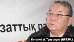 Жазушы Алпамыс Бектұрғанов Азаттық радиосының Алматыдағы бюросында. 21 ақпан 2011 жыл.
