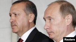 Turkey -- Prime Minister Tayyip Erdogan (L) with his Russian counterpart Vladimir Putin before their news conference in Istanbul, 08Jun2010