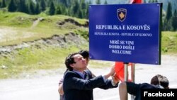 Albin Kurti na granici Kosova i Crne Gore.