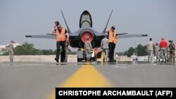 Bu şəkil supermüasir F-35 qırıcı təyyarəsinin Paris Aeroşousunda uçuşa hazırlandığı zaman çəkilib (2017)