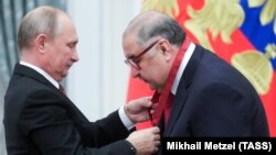 Путін чіпляє Усманову державну нагороду (фото архівне)