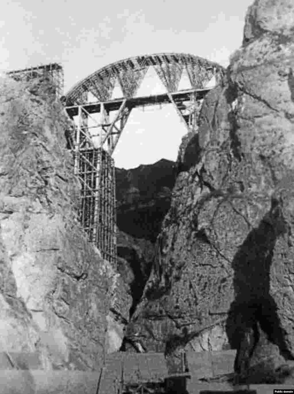 این پل در مسیر راه&zwnj;آهن سراسری شمال - جنوب و در ارتفاع ۱۱۰ متری از ته دره با دهانه ۶۶ متری و با وسایلی ابتدایی ساخته شد. این بنا از ملات سیمان و شن شسته&zwnj;شده و آجر ساخته شده و در ساختمان آن از آرماتور استفاده نشده است. 