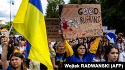 Во время акции протеста против вторжения войск России в Украину возле российского посольства в Польше. Варшава, 17 июля 2022 года