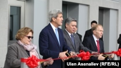 Глава американской дипломатии принял участие в торжественной церемонии открытия посольства Соединенных Штатов в Бишкеке и нового кампуса Американского университета в Центральной Азии. 31 октября 2015 года.