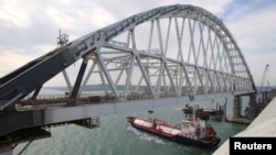 Мост через Керченский пролив, который строит Россия в аннексированный Крым. 