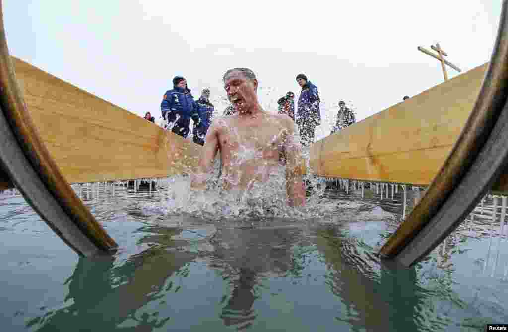 Минусовая температура в Алматы в праздник Крещения не помешала верующим окунуться в купель.