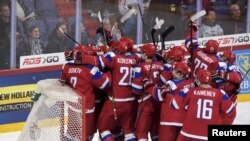 Hokejistët rusë i gëzohen fitores së mbrëmshme kundër Shteteve të Bashkuara me rezultat 2:1