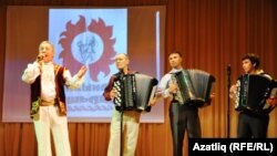 “Ялкынлы яшьлек” ансамбле чыгыш ясый